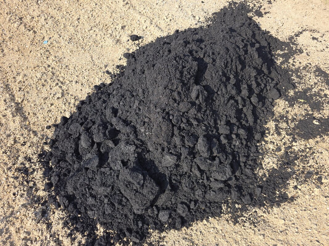 Gros plan sur le biochar : texture granuleuse et poreuse