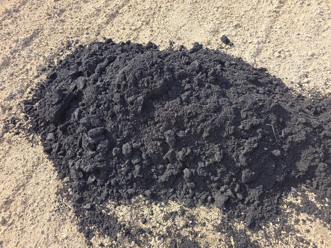 Tas de biochar brut issu de résidus de scierie